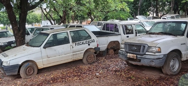 Complexo laboratorial do Indea/MT continua com pátio lotado de veículos abandonados causando risco à saúde dos servidores e população