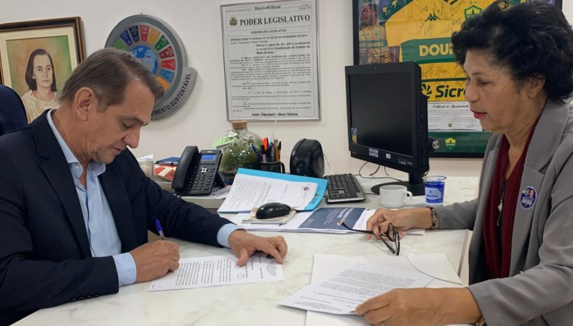 ISINTAP-MT entrega Carta de Compromisso ao deputado Wilson Santos em defesa dos servidores